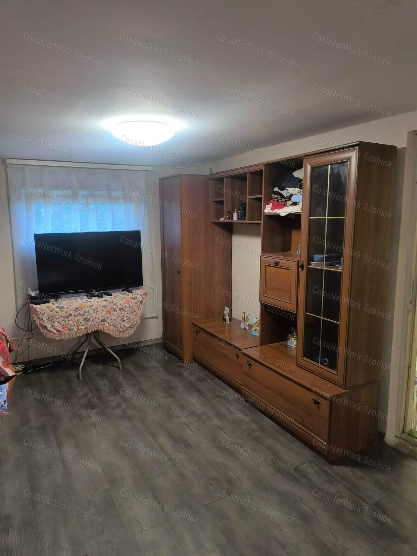 Eladó Tiszaföldvár Ókincsem I. úton, egy szobás felújított tégla ház