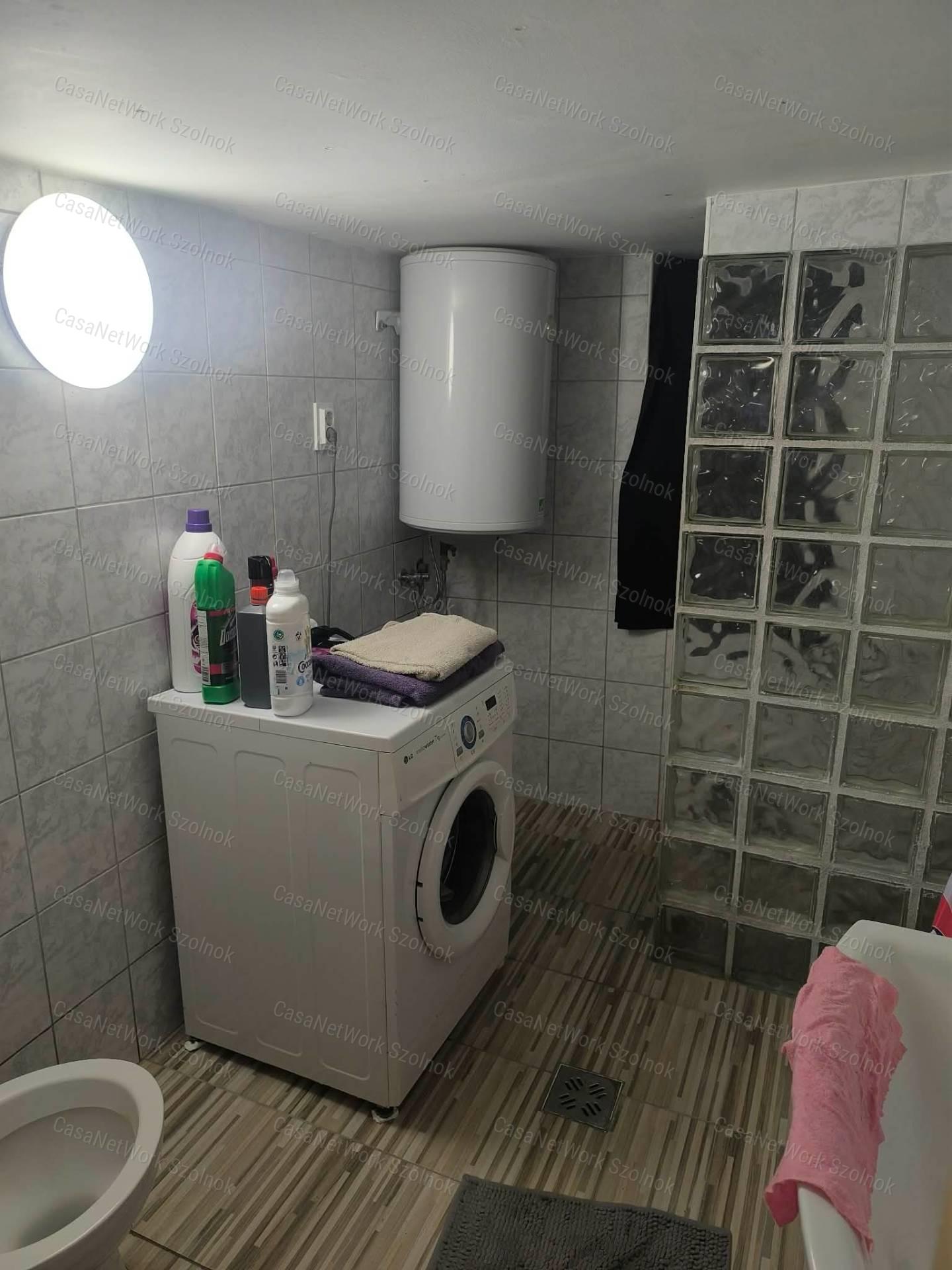 Eladó Tiszaföldvár Ókincsem I. úton, egy szobás felújított tégla ház