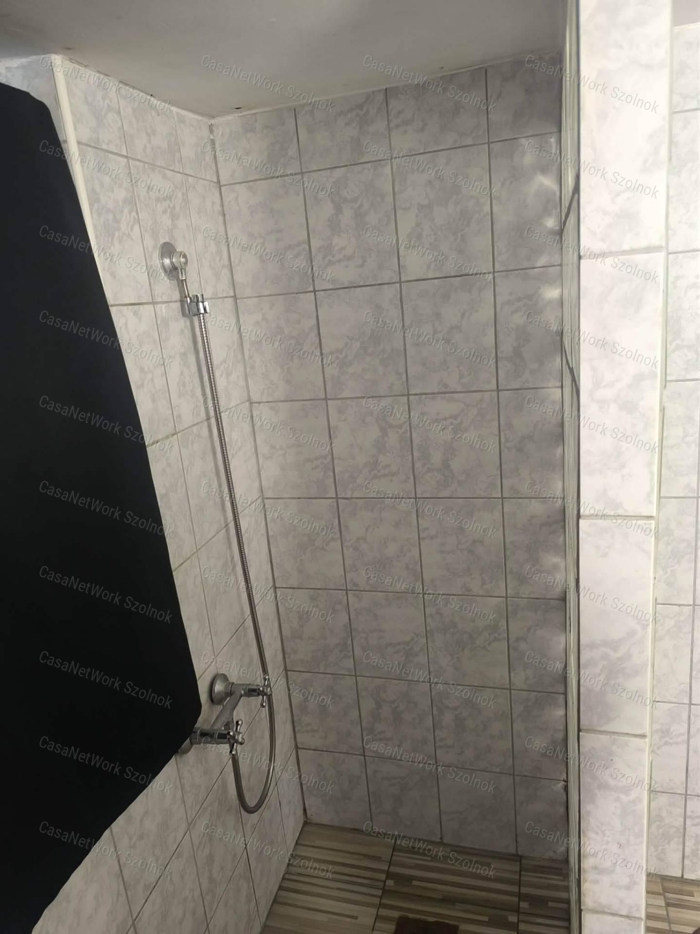 Eladó Tiszaföldvár Ókincsem I. úton, egy szobás felújított tégla ház