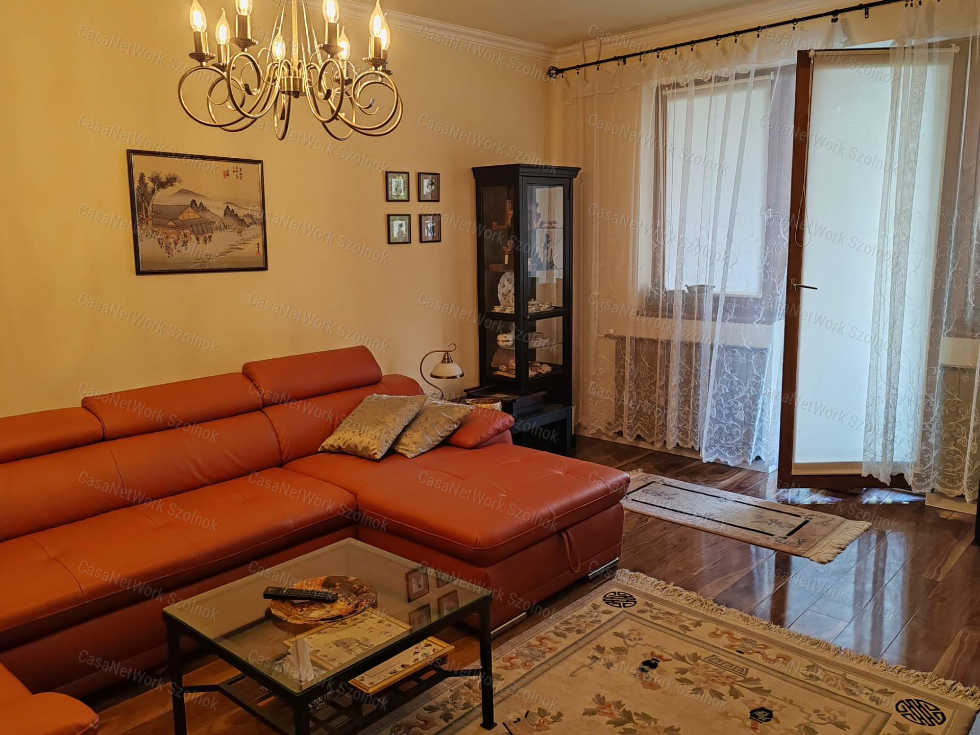 Eladó Szolnokon 141 nm-es, háromszintes lakás 23 nm-es garázzsal!