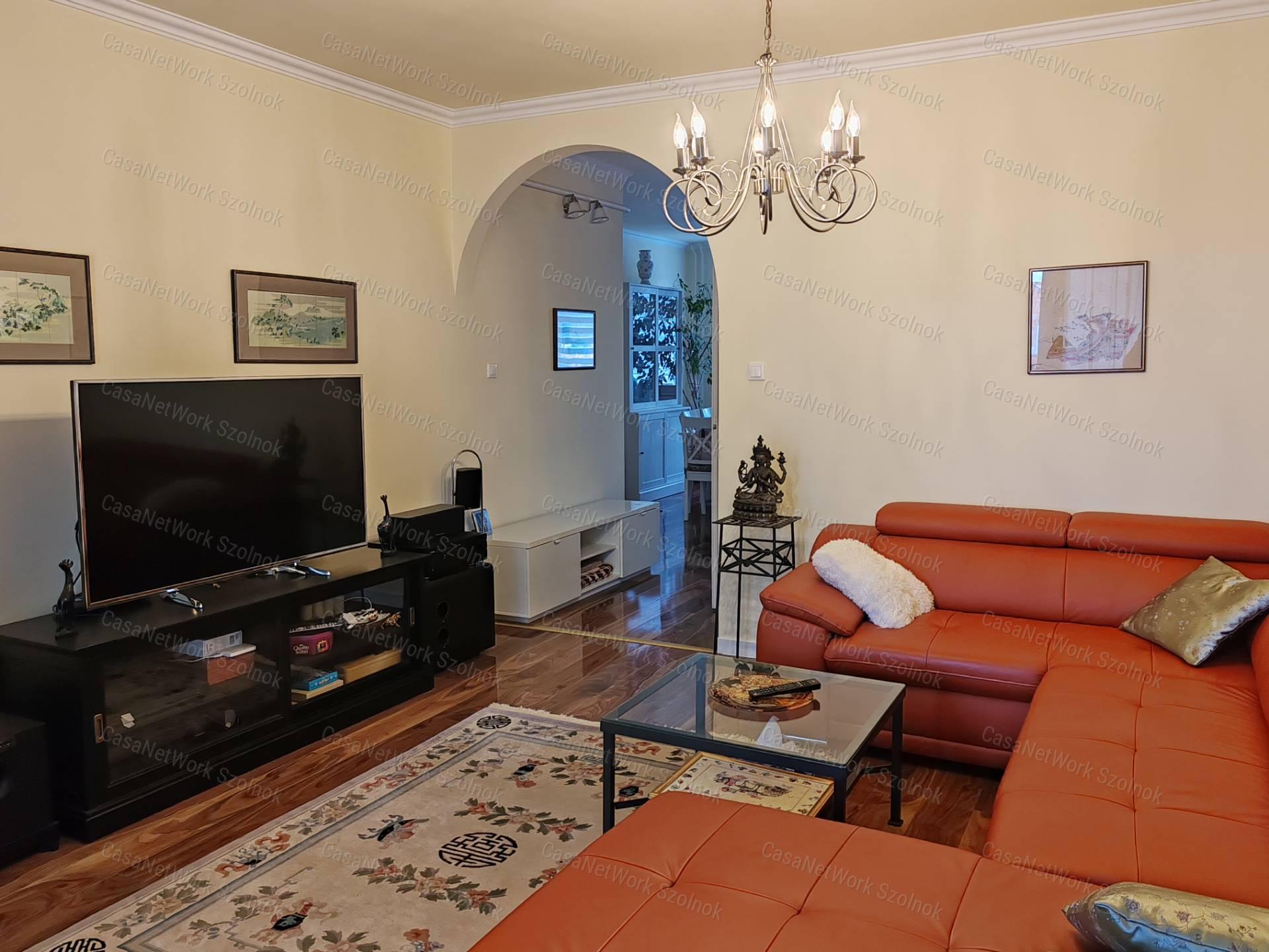 Eladó Szolnokon 141 nm-es, háromszintes lakás 23 nm-es garázzsal!