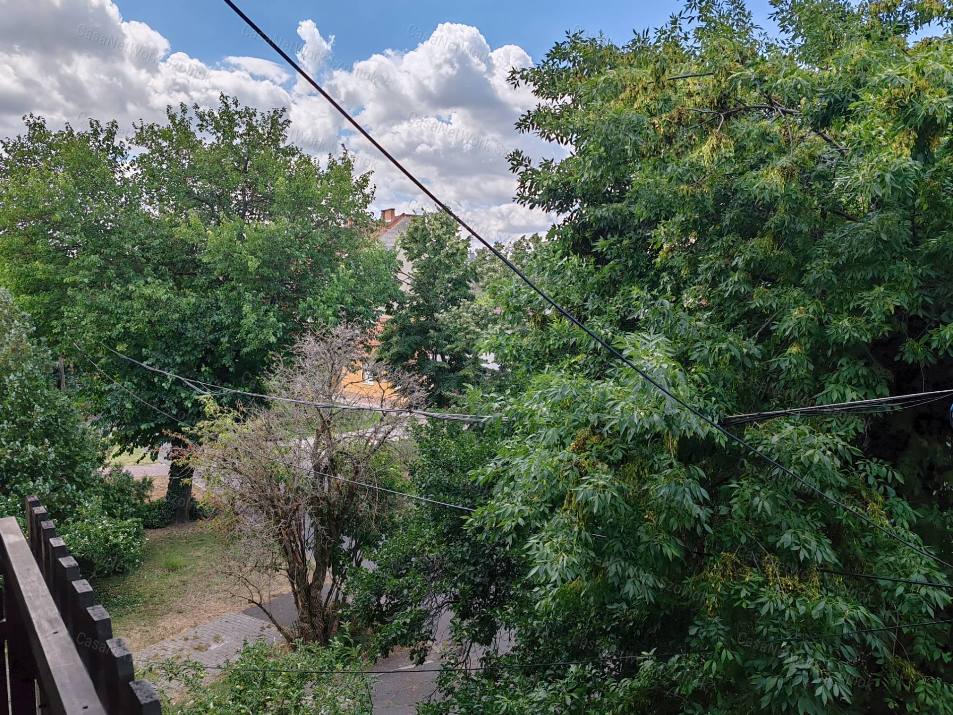 Eladó Szolnokon 141 nm-es, háromszintes lakás 23 nm-es garázzsal!