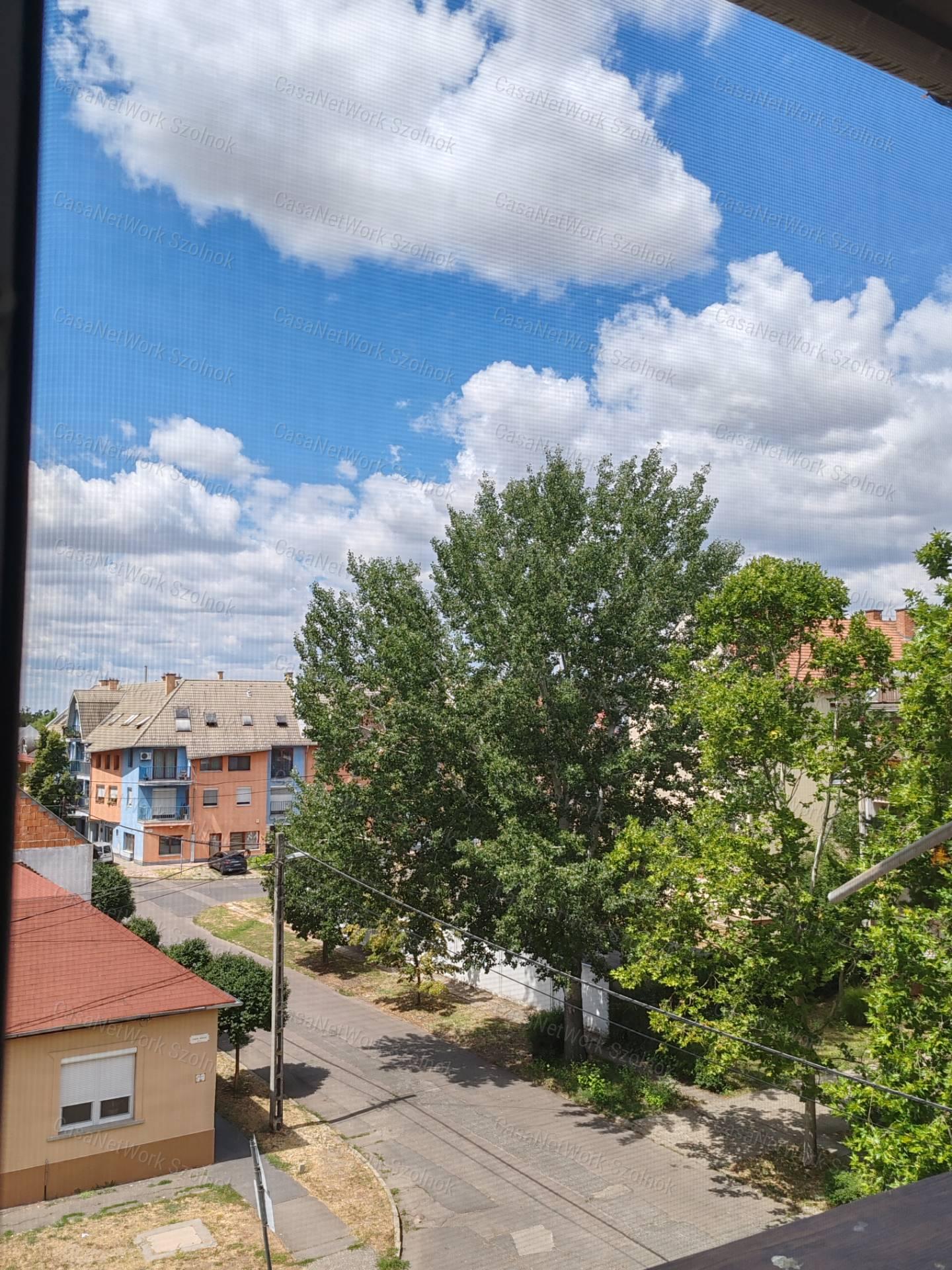 Eladó Szolnokon 141 nm-es, háromszintes lakás 23 nm-es garázzsal!