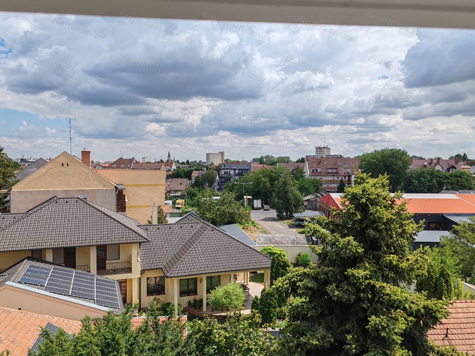 Eladó Szolnokon 141 nm-es, háromszintes lakás 23 nm-es garázzsal!