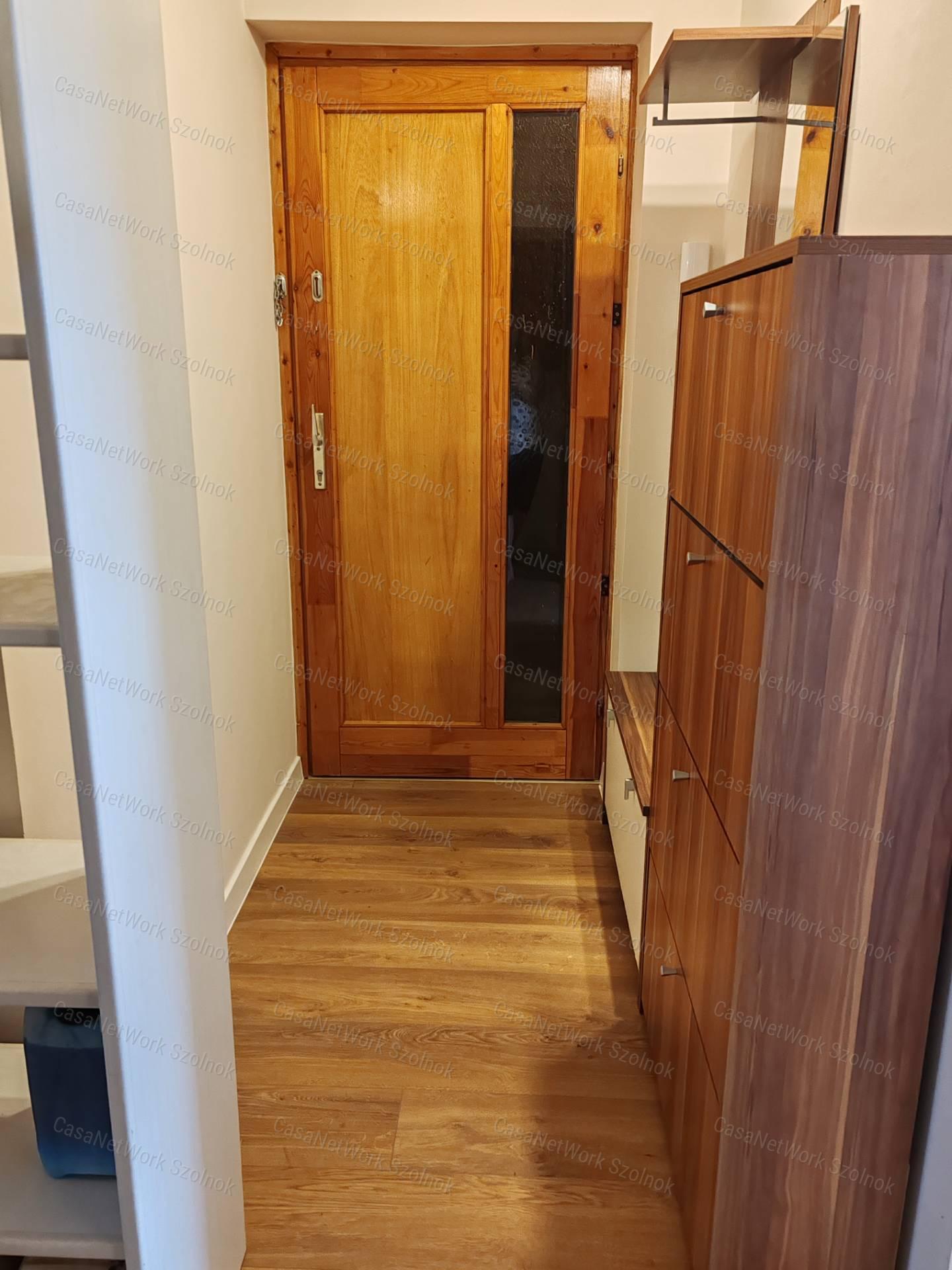 Eladó Szolnokon 141 nm-es, háromszintes lakás 23 nm-es garázzsal!