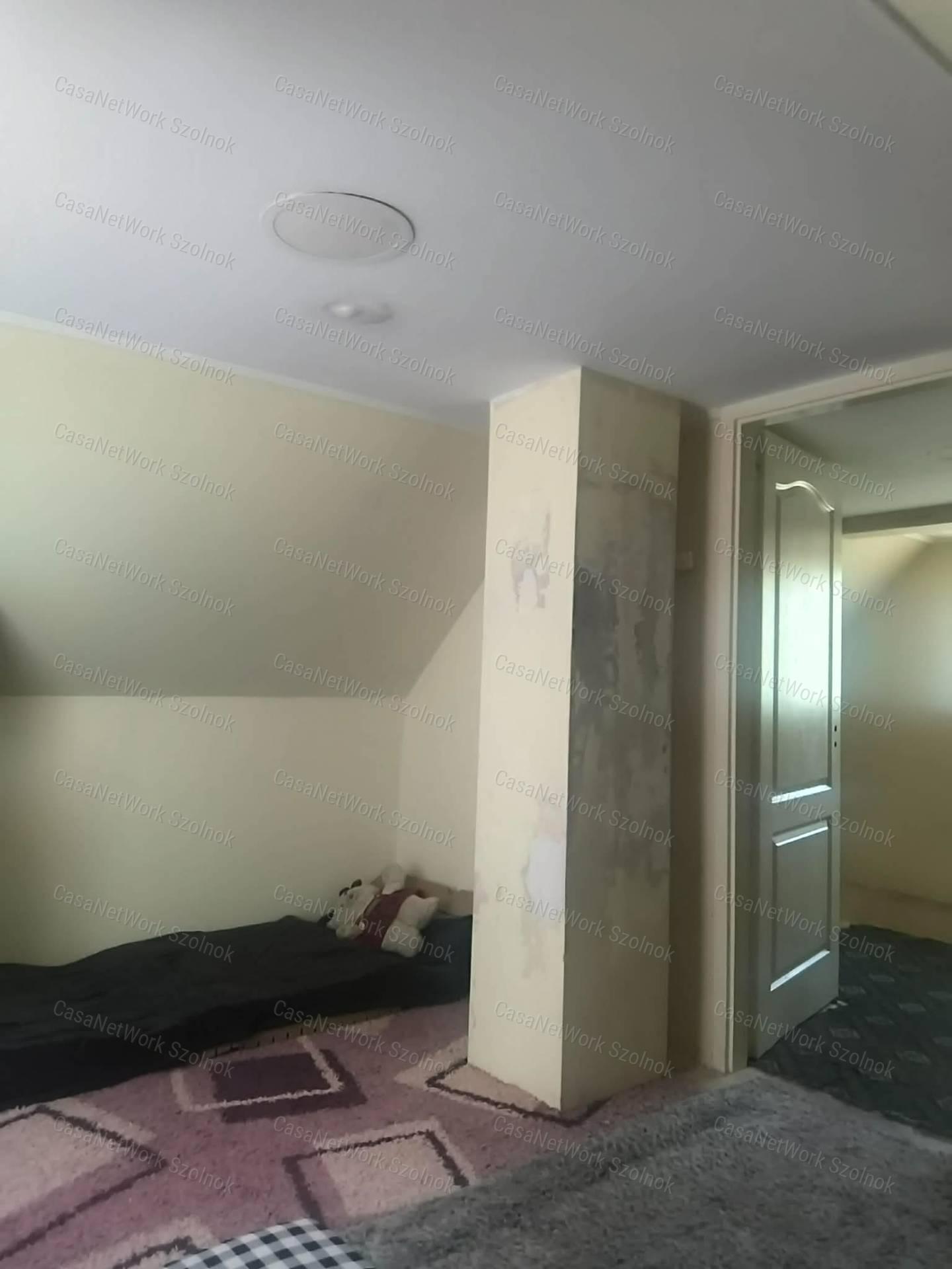 Tiszaföldvár, Óvirághegy II. úton 2 szintes felújított ház eladó