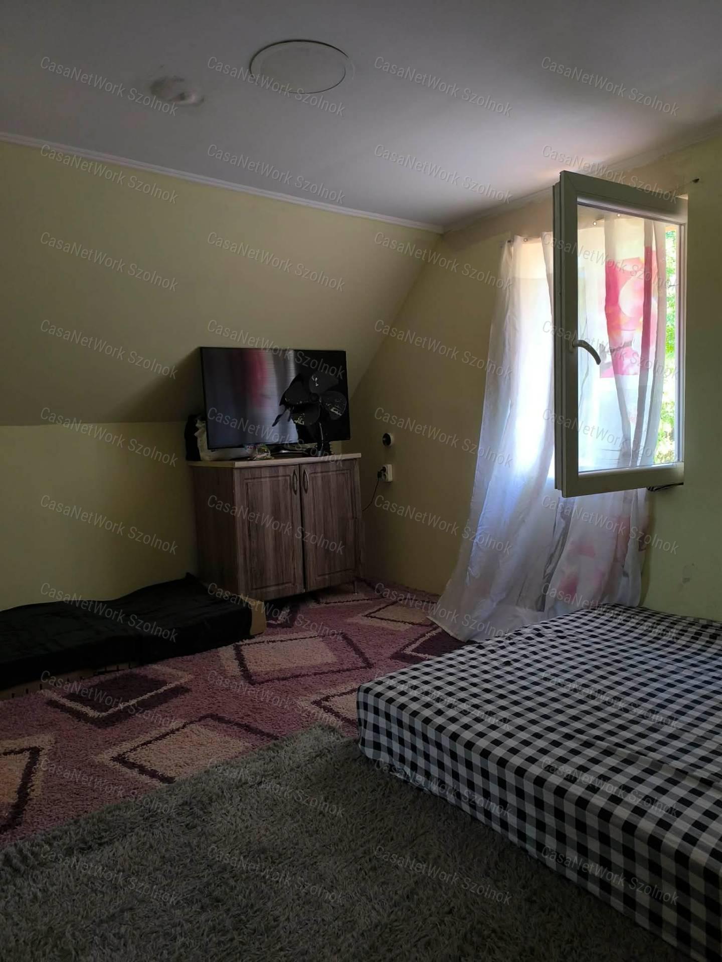 Tiszaföldvár, Óvirághegy II. úton 2 szintes felújított ház eladó