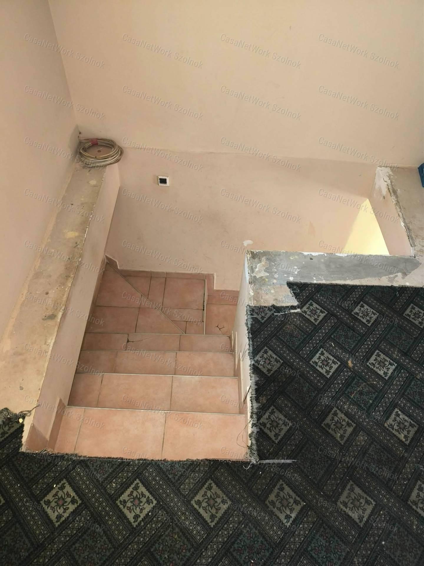 Tiszaföldvár, Óvirághegy II. úton 2 szintes felújított ház eladó