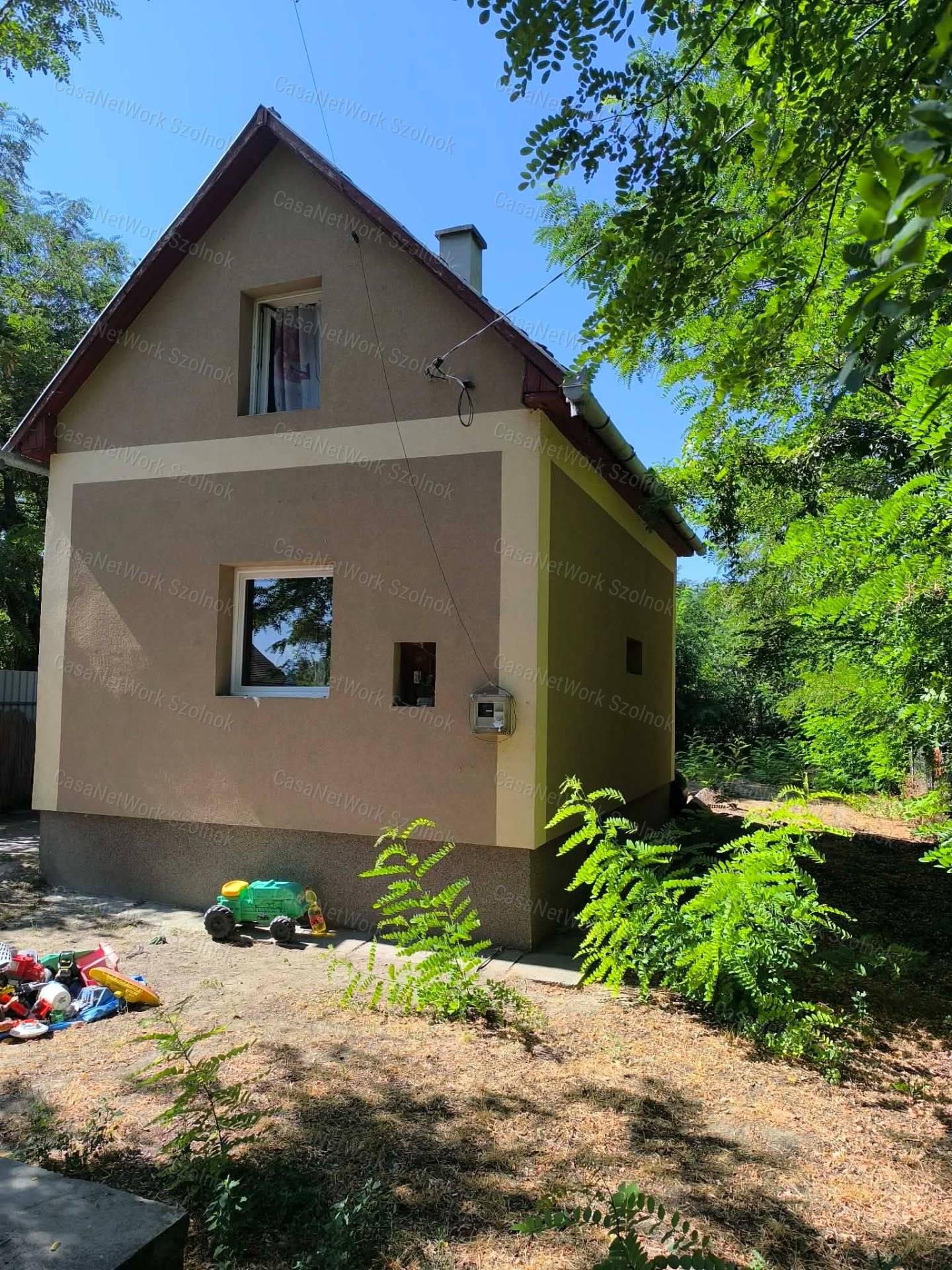 Tiszaföldvár, Óvirághegy II. úton 2 szintes felújított ház eladó