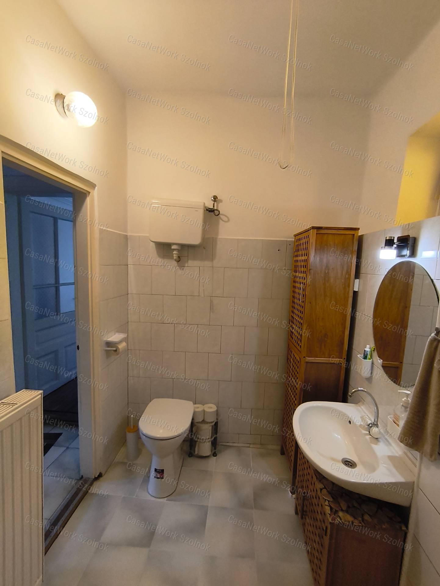 Gyömrő központjában,két generációs családi ház banánfával