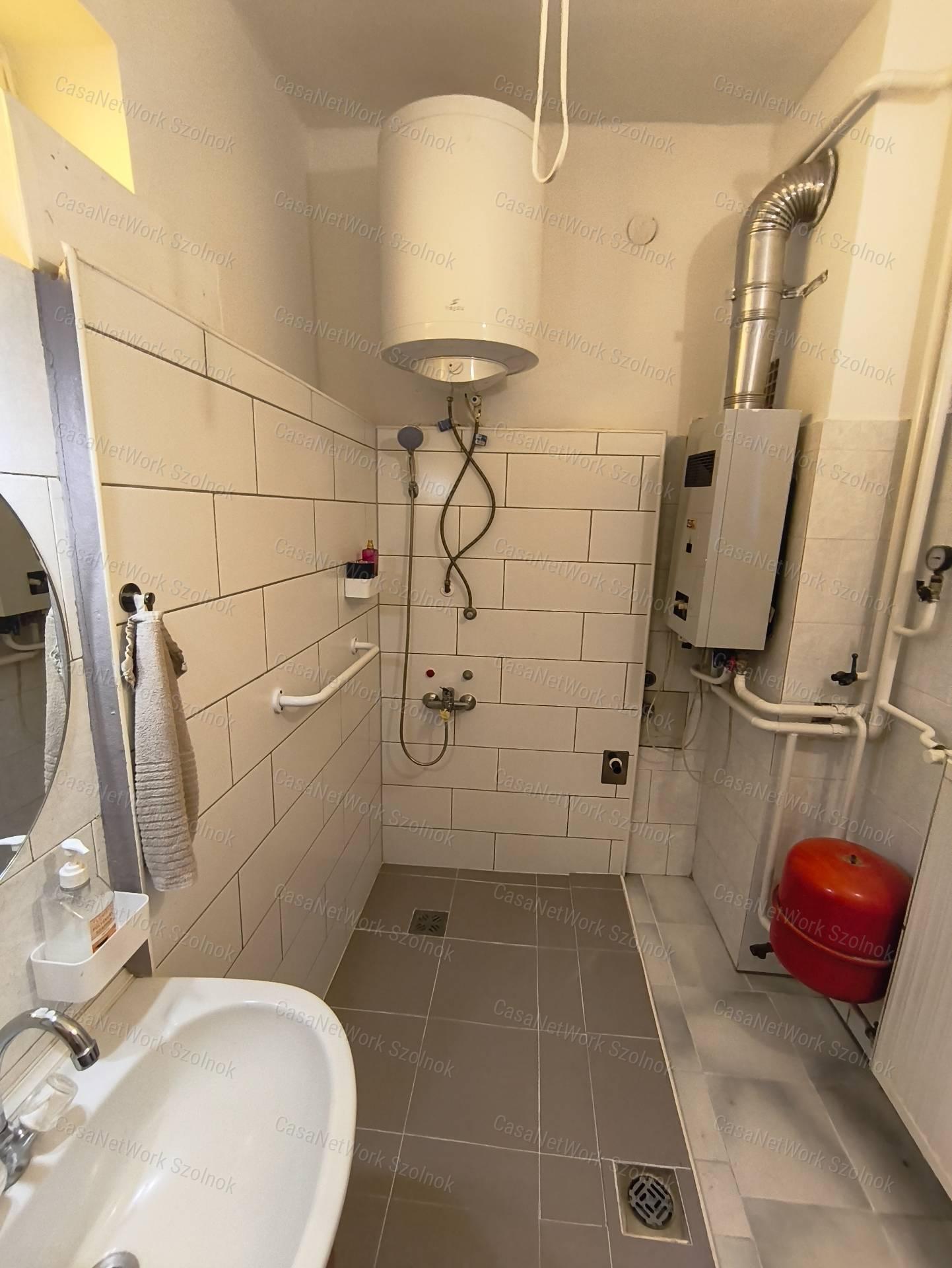 Gyömrő központjában,két generációs családi ház banánfával