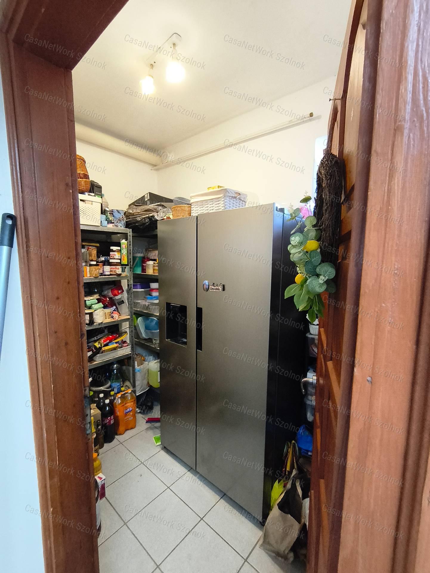 Gyömrő központjában,két generációs családi ház banánfával