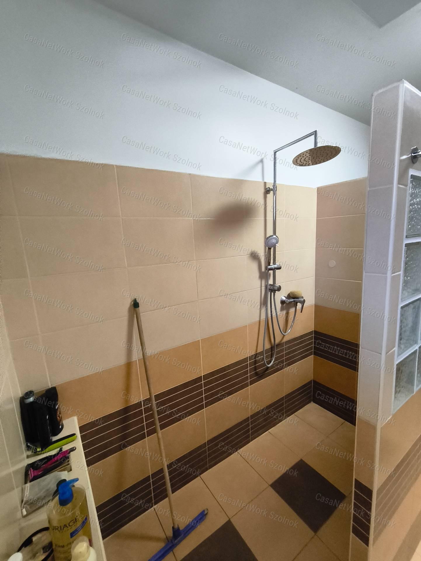 Gyömrő központjában,két generációs családi ház banánfával