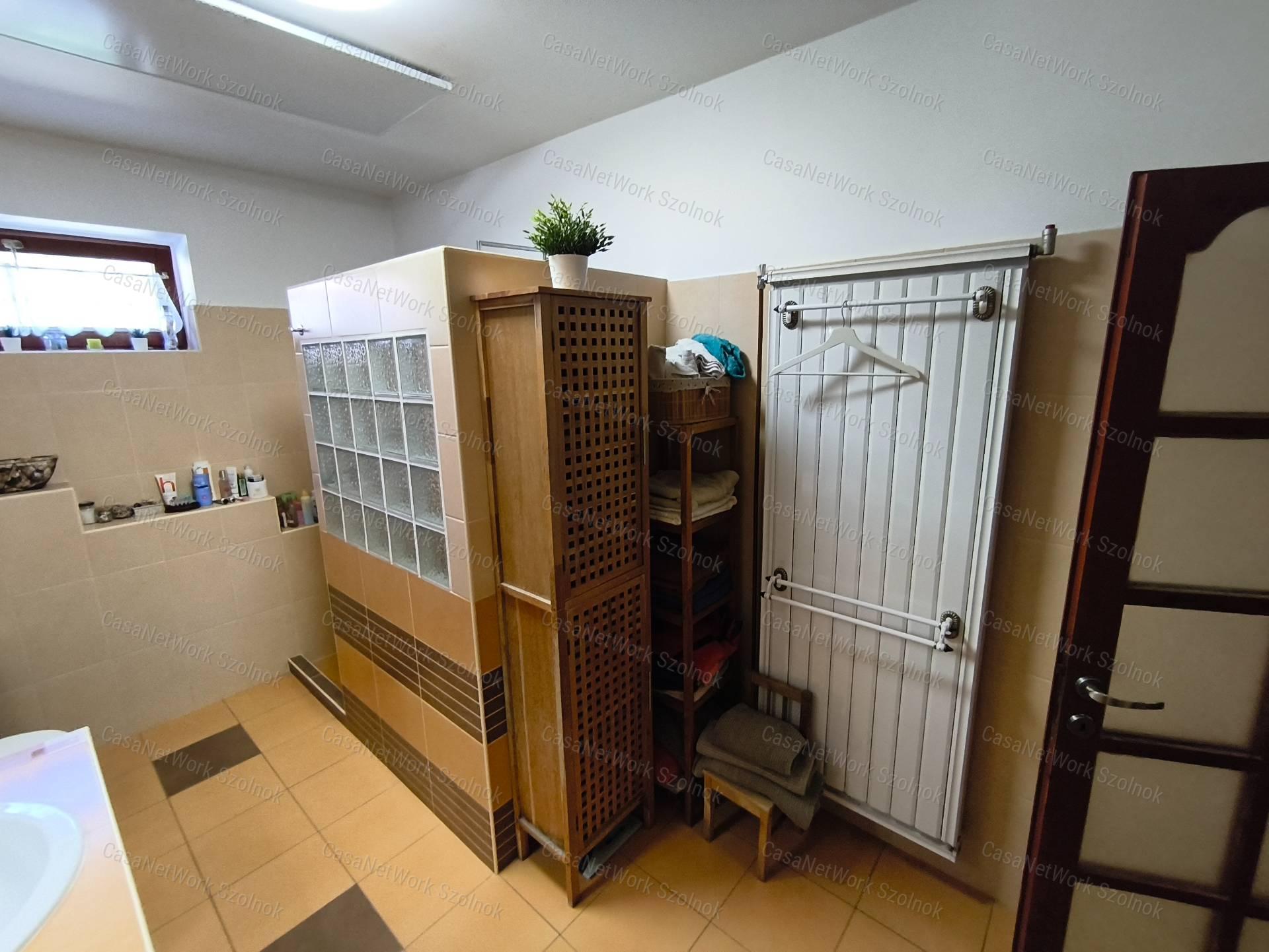 Gyömrő központjában,két generációs családi ház banánfával