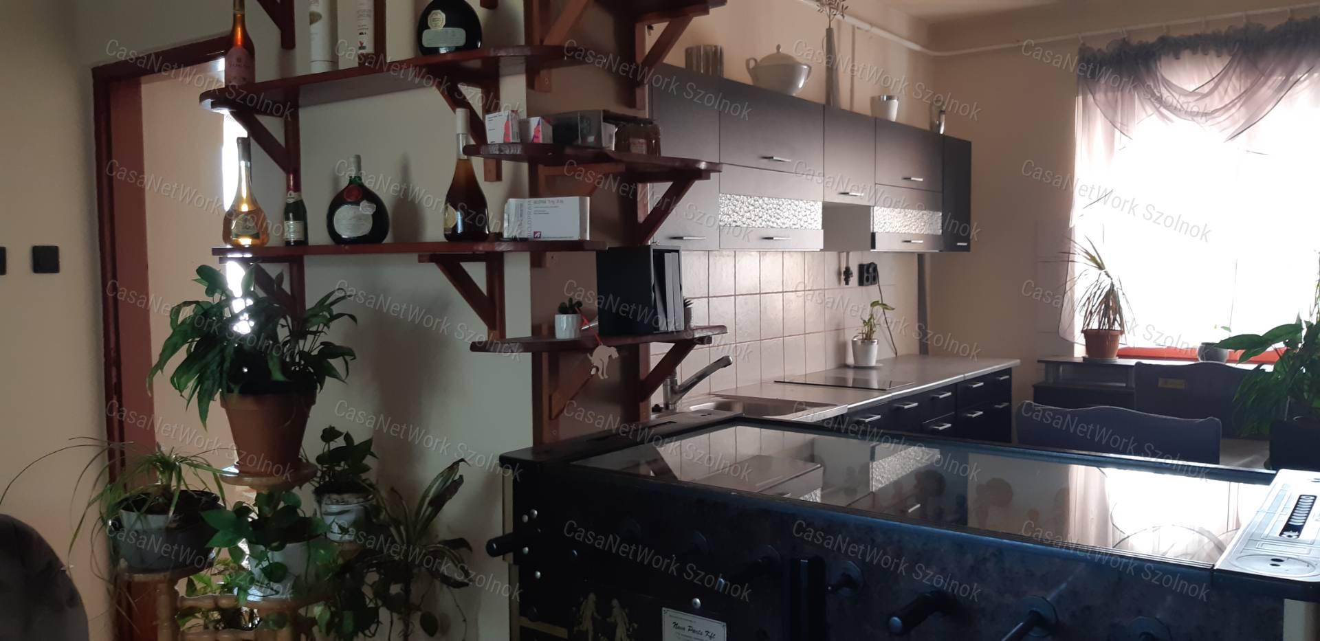 Eladó Szolnokon több generációs családi ház!