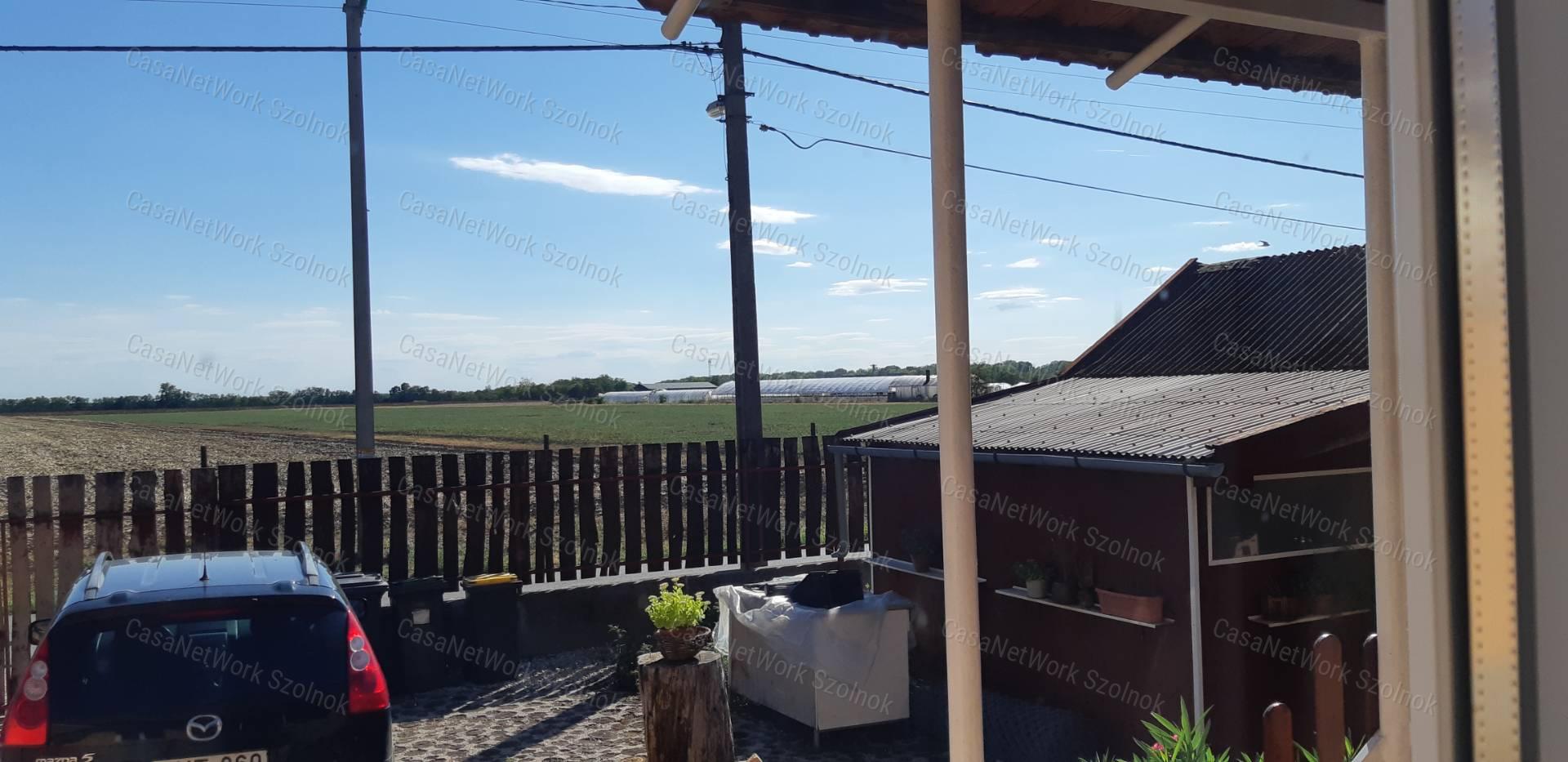 Eladó Szolnokon több generációs családi ház!