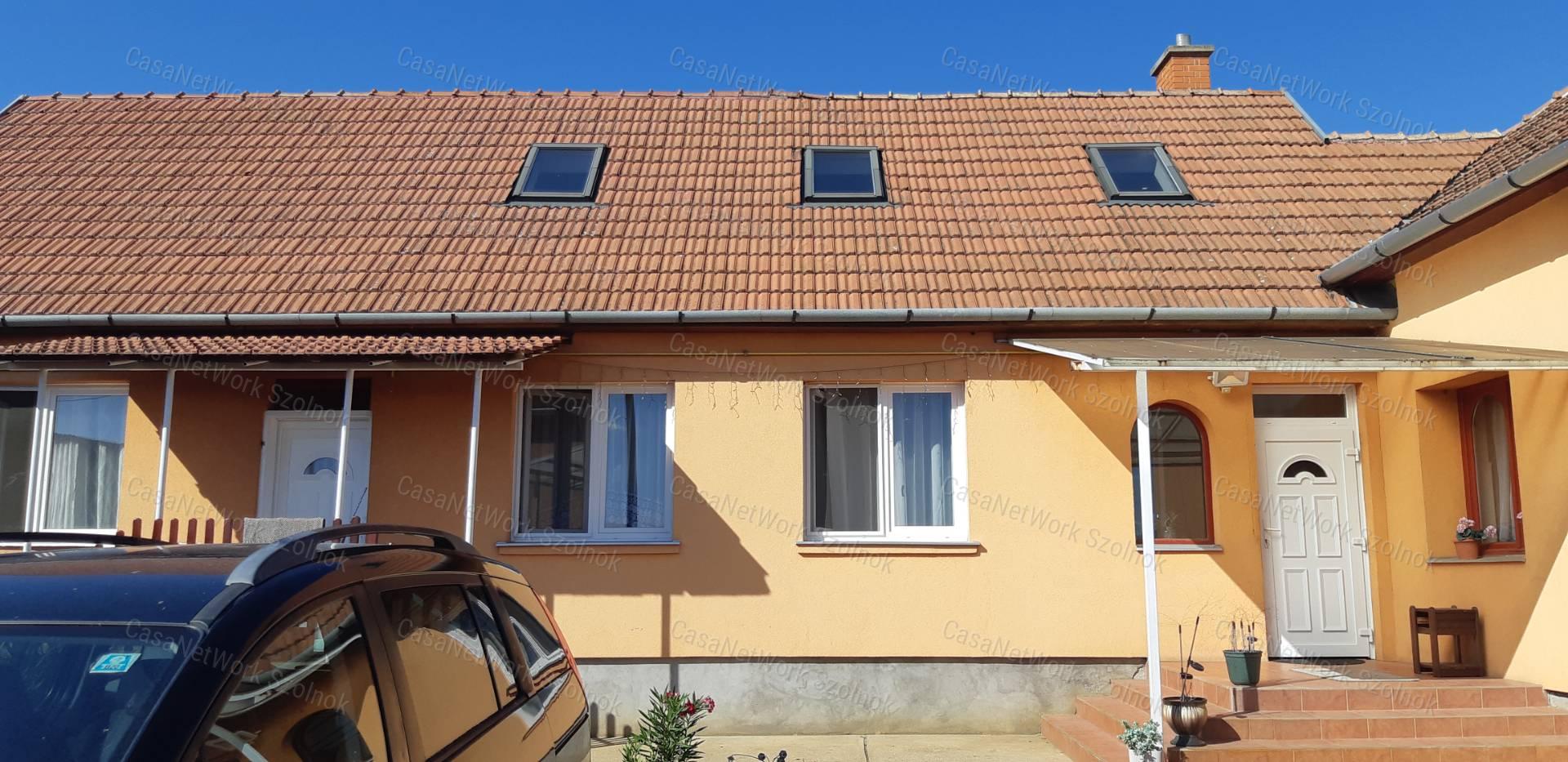 Eladó Szolnokon több generációs családi ház!