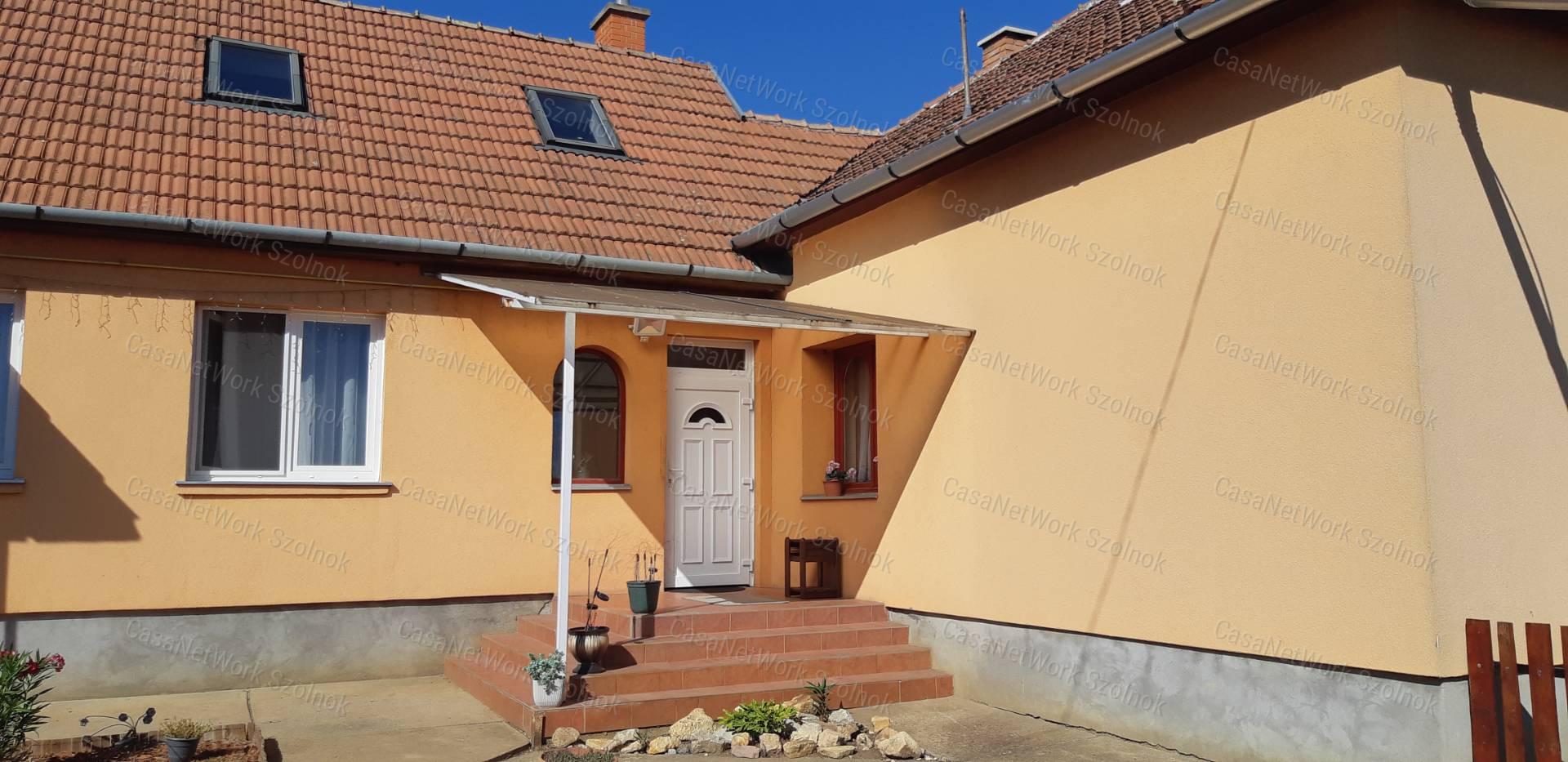 Eladó Szolnokon több generációs családi ház!