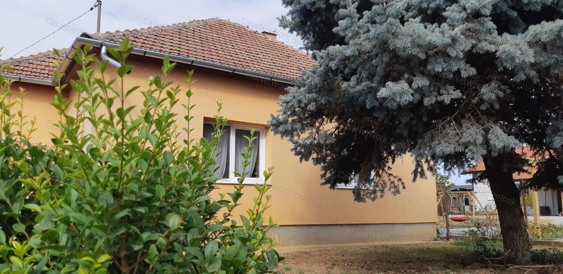 Eladó Szolnokon több generációs családi ház!