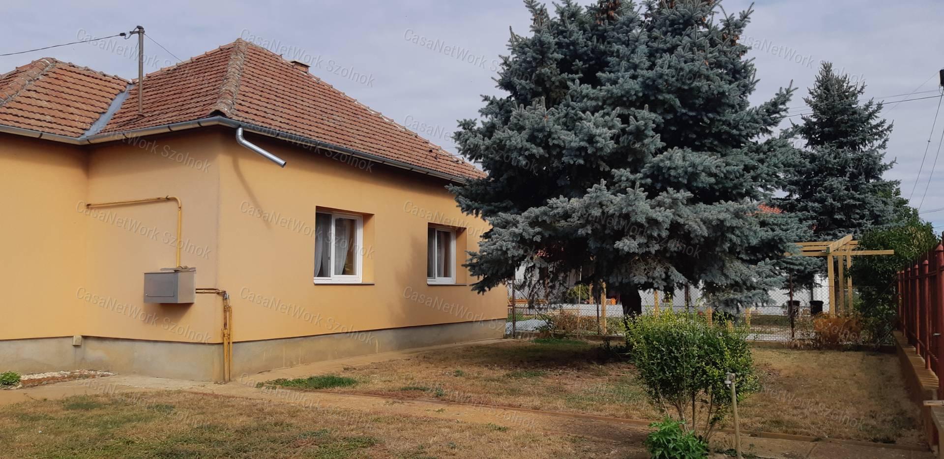 Eladó Szolnokon több generációs családi ház!