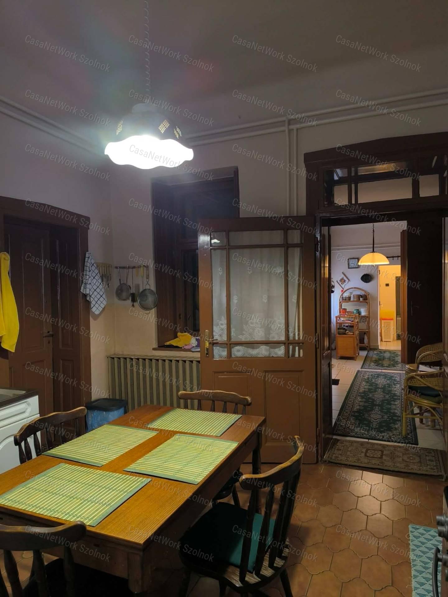 Tiszaföldvár legközpontibb részén eladó egy 3+fél szobás családi ház
