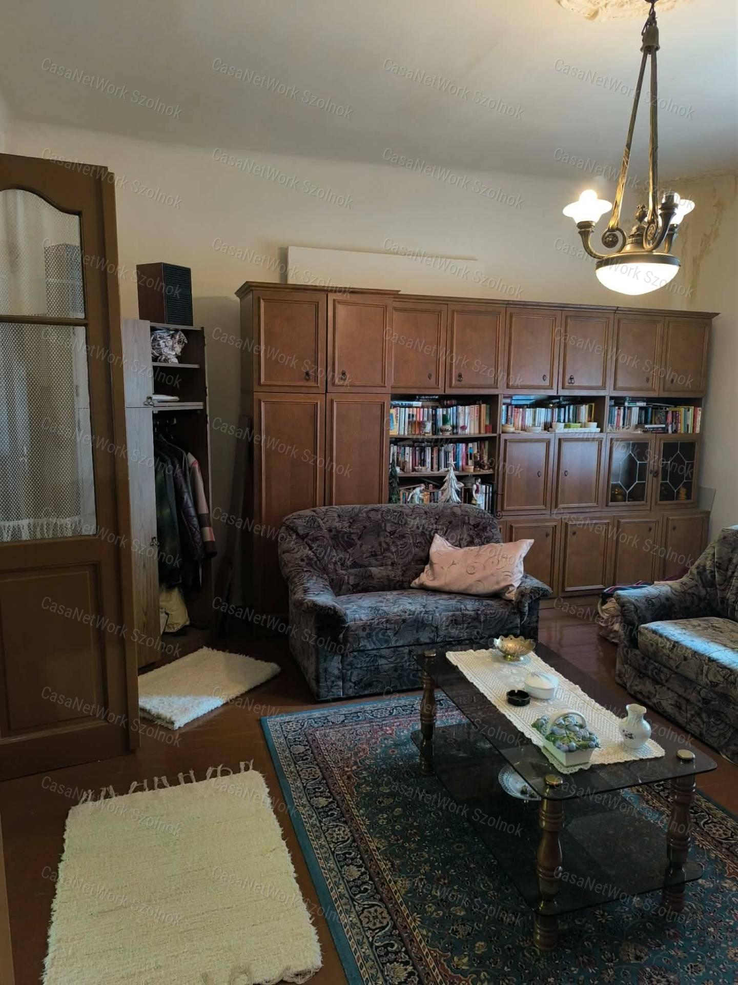 Tiszaföldvár legközpontibb részén eladó egy 3+fél szobás családi ház