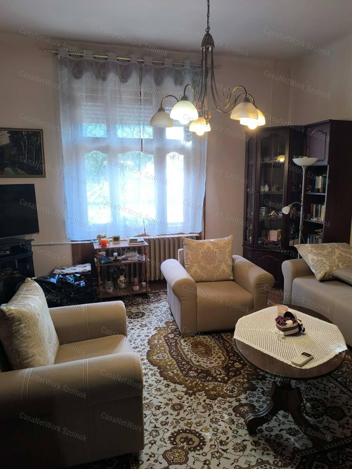 Tiszaföldvár legközpontibb részén eladó egy 3+fél szobás családi ház