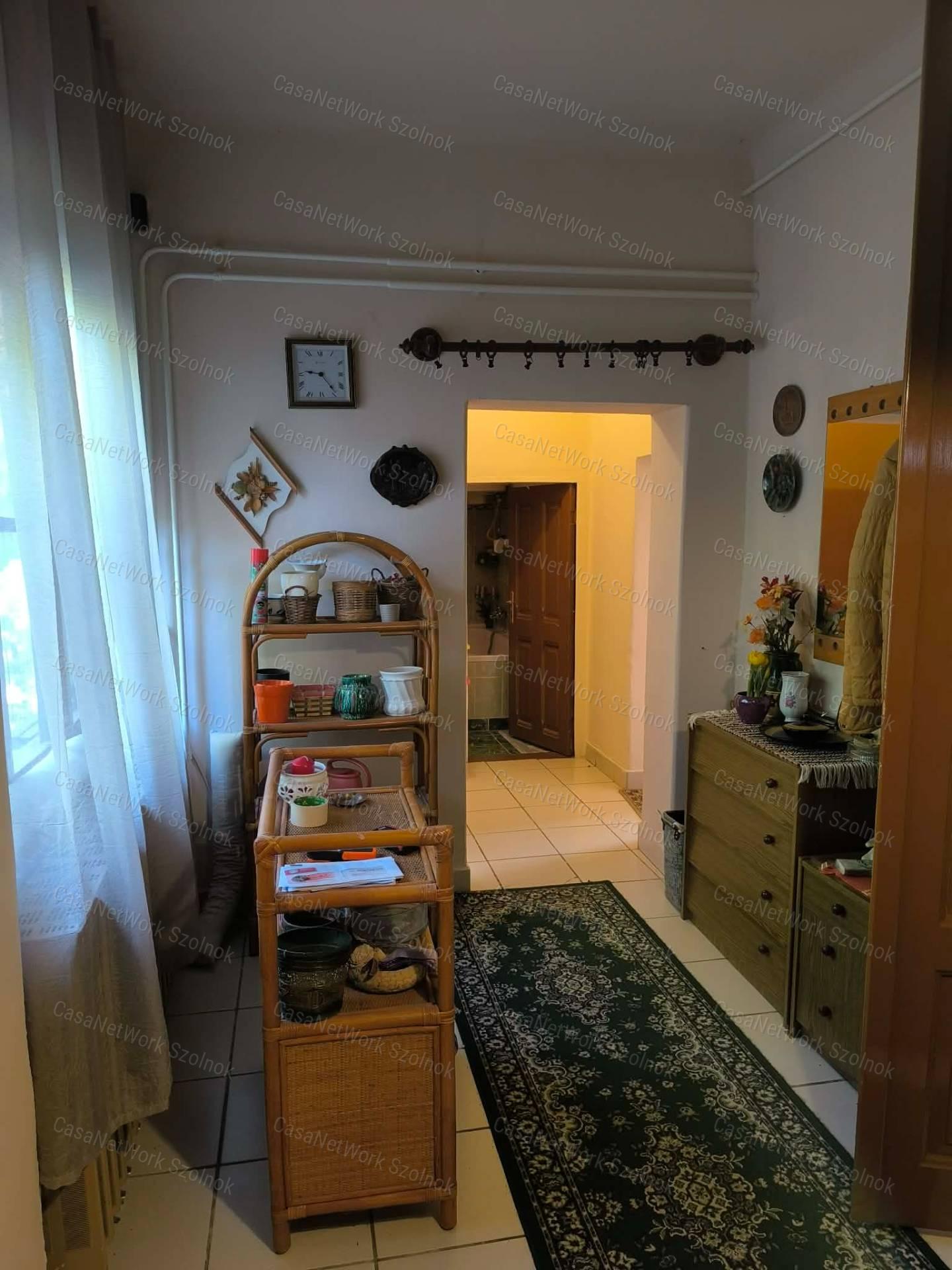 Tiszaföldvár legközpontibb részén eladó egy 3+fél szobás családi ház