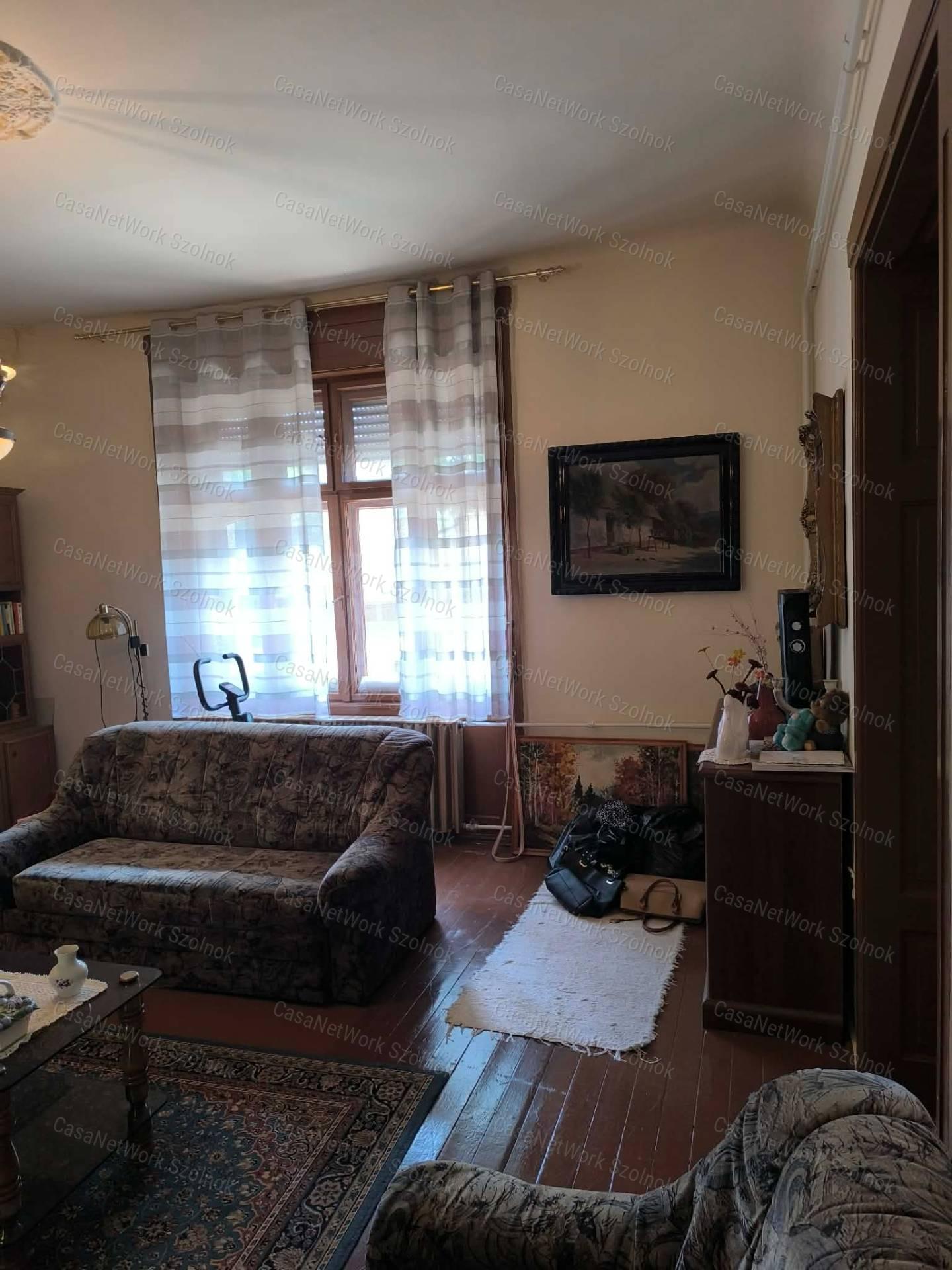Tiszaföldvár legközpontibb részén eladó egy 3+fél szobás családi ház