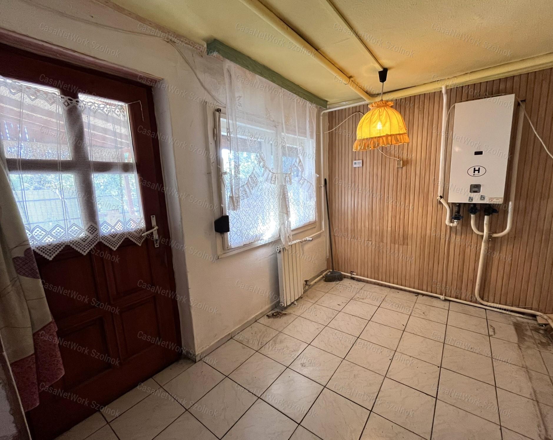 Eladó 4 szobás családi ház, sarki telken, garázzsal Szolnokon