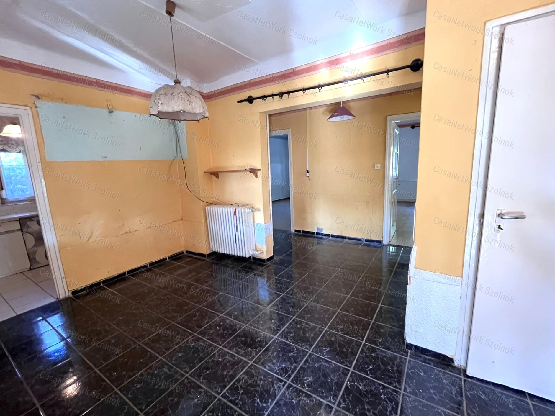 Eladó 4 szobás családi ház, sarki telken, garázzsal Szolnokon
