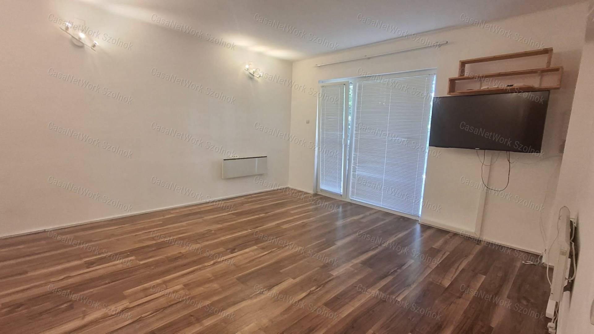 Szolnokon a Kossuth téren első emeleti bútorozatlan lakás kiadó