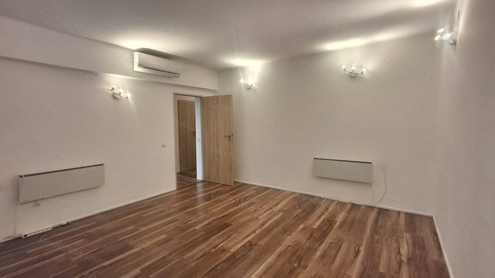 Szolnokon a Kossuth téren első emeleti bútorozatlan lakás kiadó