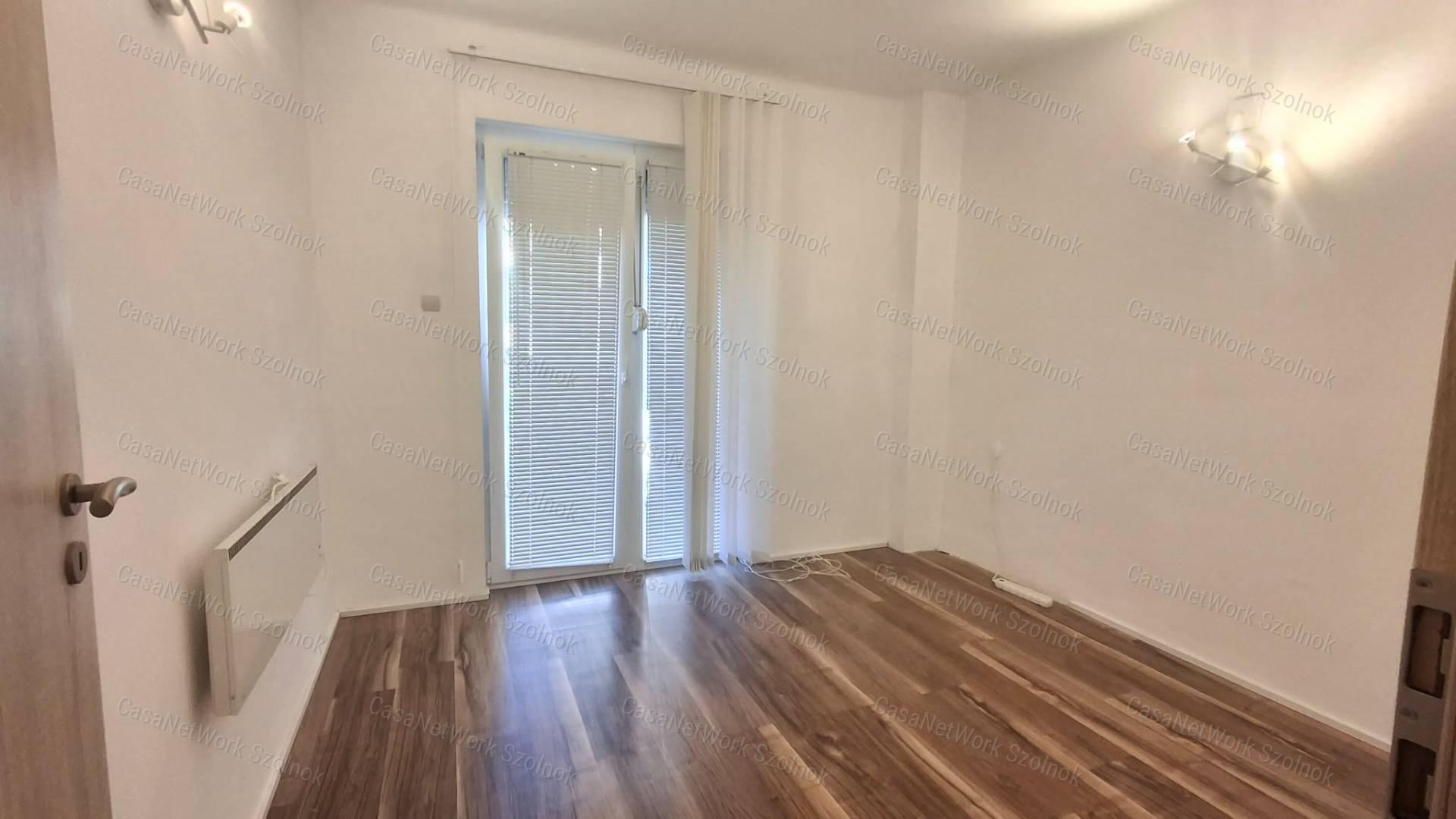 Szolnokon a Kossuth téren első emeleti bútorozatlan lakás kiadó