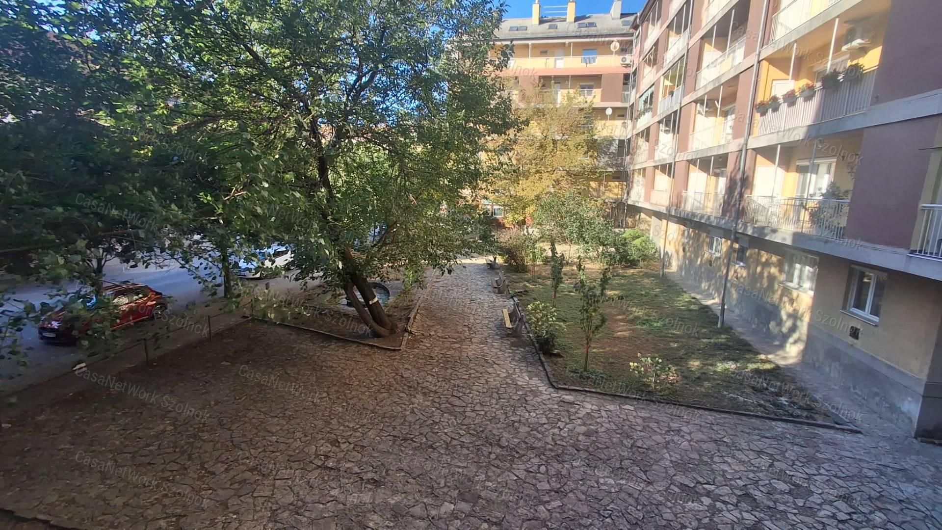 Szolnokon a Kossuth téren első emeleti bútorozatlan lakás kiadó