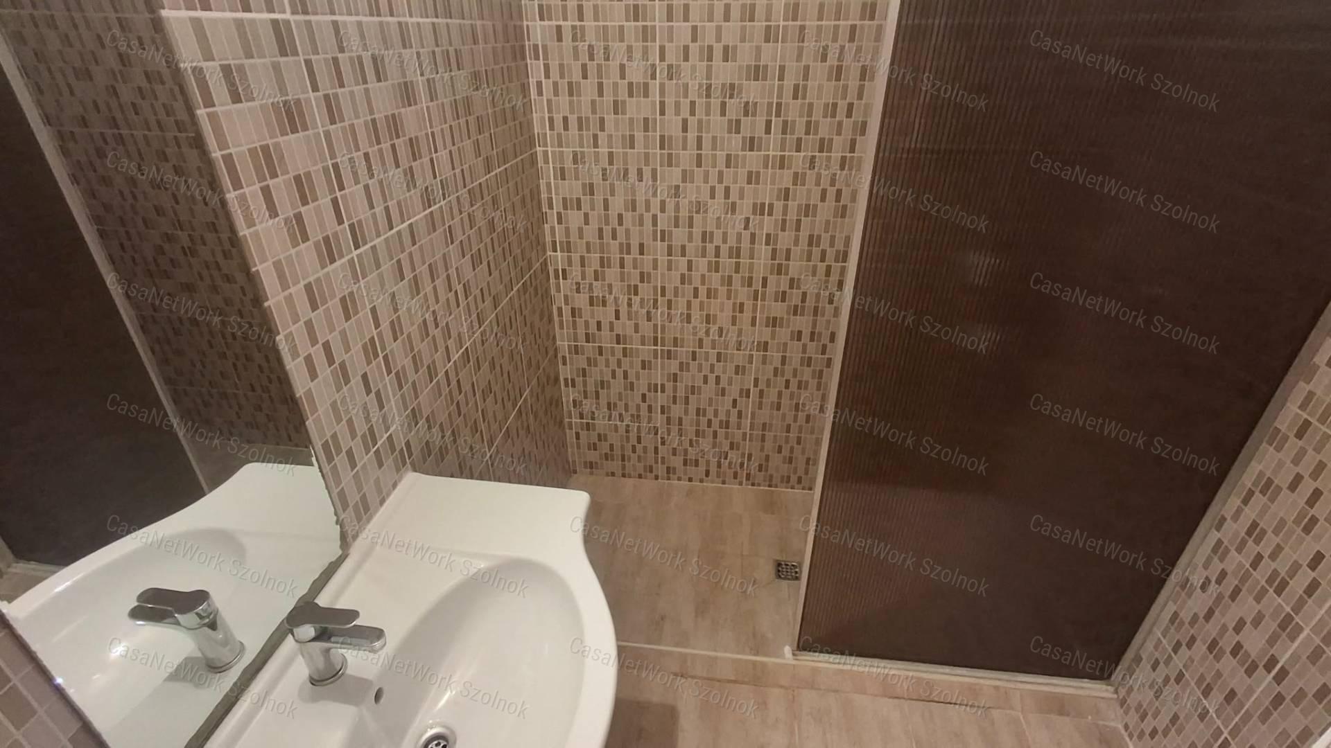 Szolnokon a Kossuth téren első emeleti bútorozatlan lakás kiadó