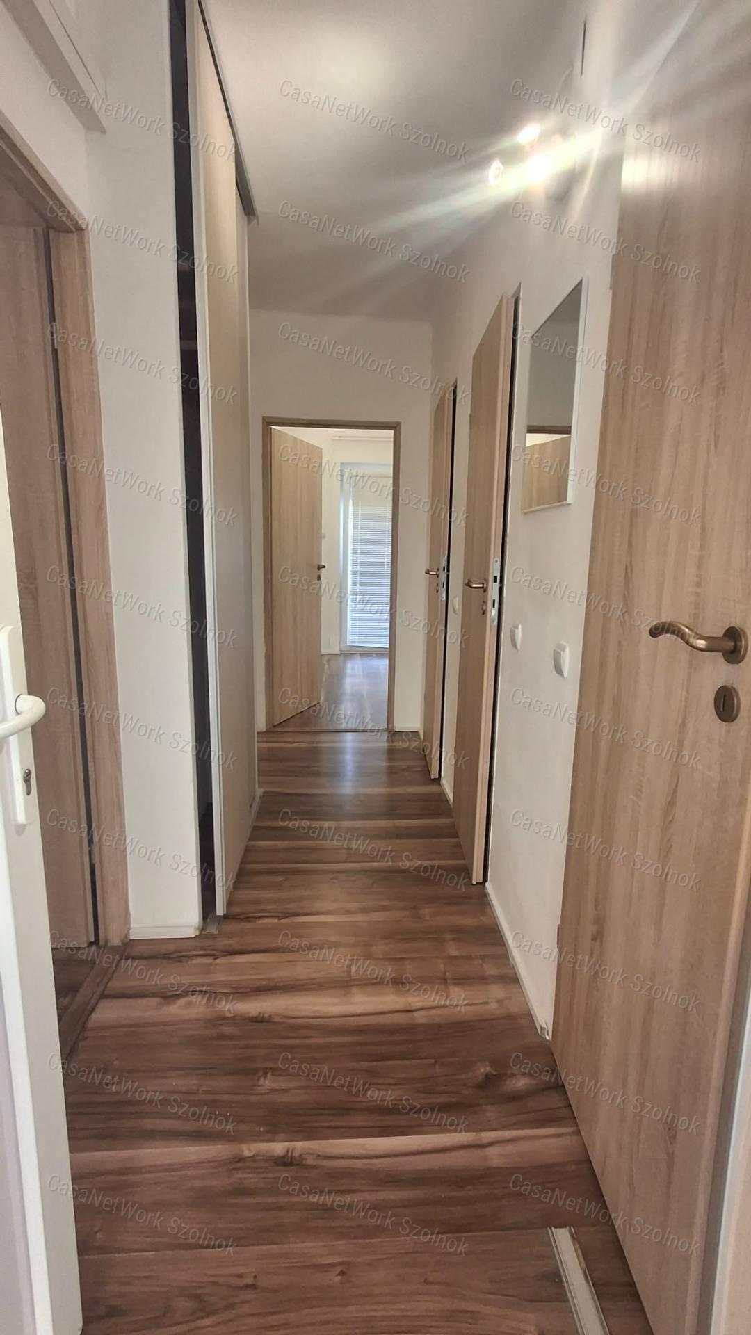 Szolnokon a Kossuth téren első emeleti bútorozatlan lakás kiadó