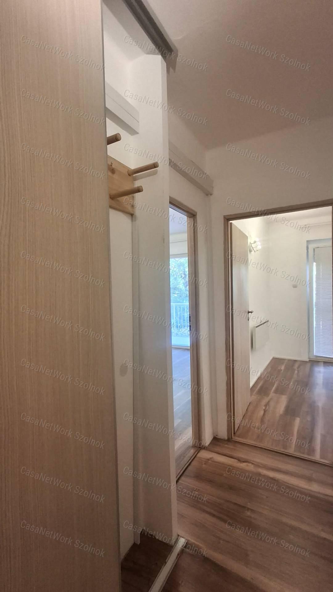 Szolnokon a Kossuth téren első emeleti bútorozatlan lakás kiadó