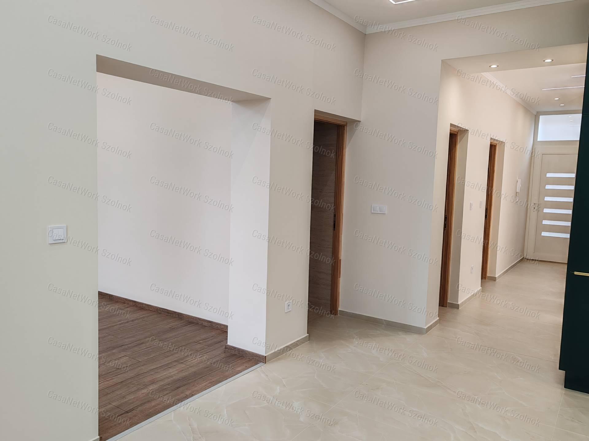 Szolnok belvárosában prémium minőségben felújított 2szobás lakás eladó