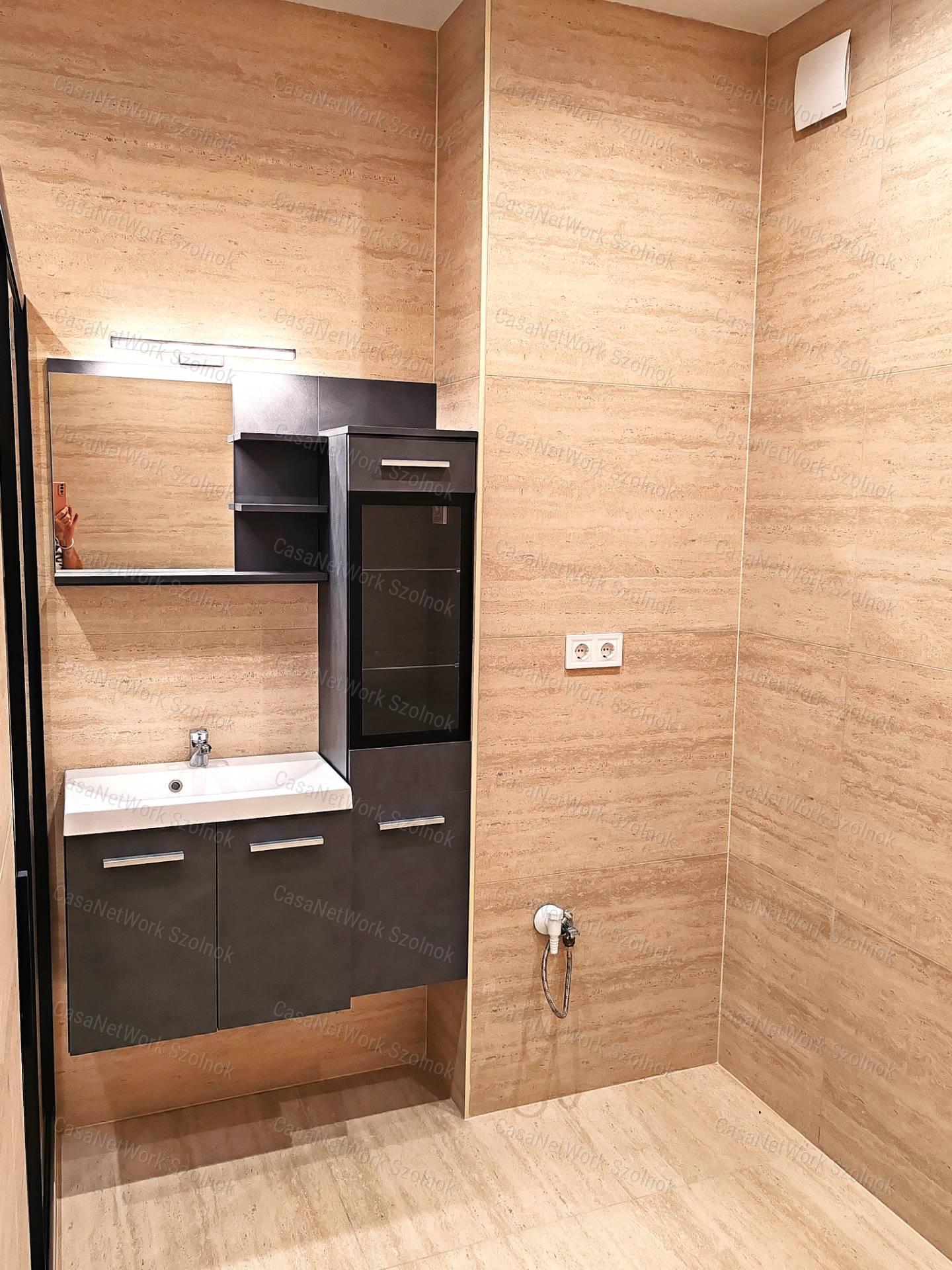 Szolnok belvárosában prémium minőségben felújított 2szobás lakás eladó