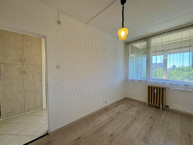 Eladó Szolnok belvárosában Ady E. úton egy 49 m2-es két szobás lakás.