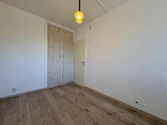 Eladó Szolnok belvárosában Ady E. úton egy 49 m2-es két szobás lakás.