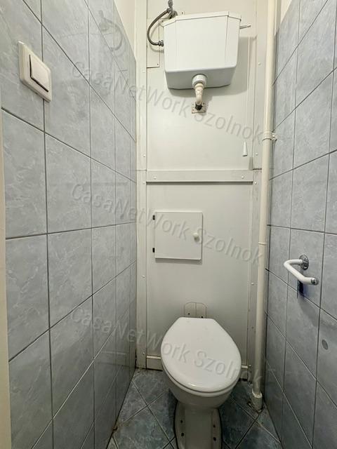 Eladó Szolnok belvárosában Ady E. úton egy 49 m2-es két szobás lakás.