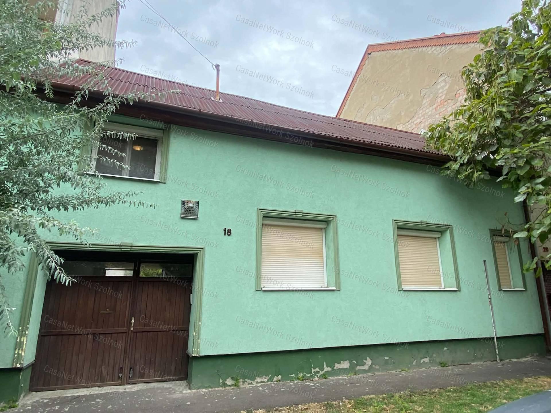 Szolnokon a Kisfaludy úton családi ház eladó!