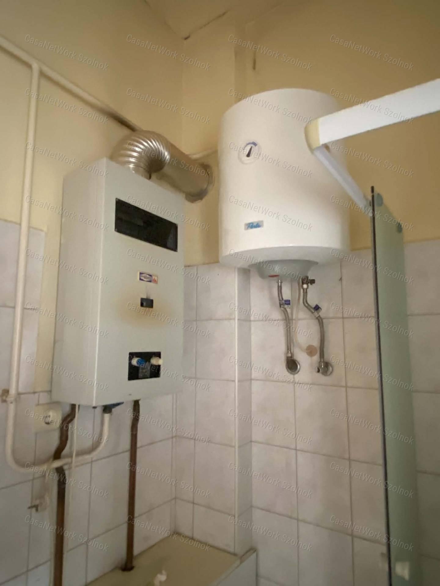 Szolnokon a Kisfaludy úton családi ház eladó!