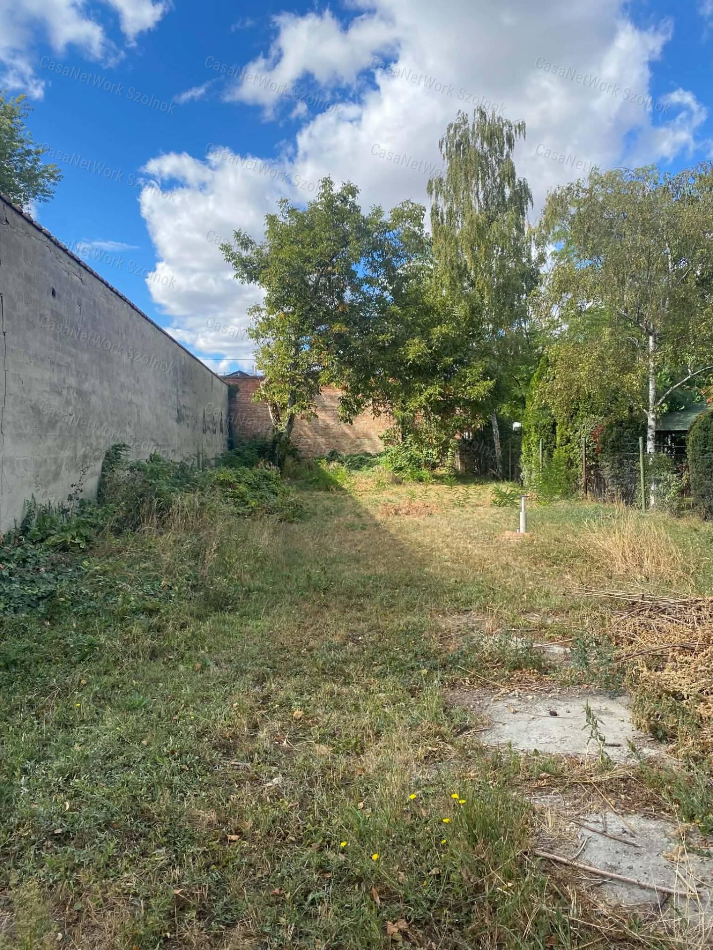 Szolnokon a Kisfaludy úton családi ház eladó!
