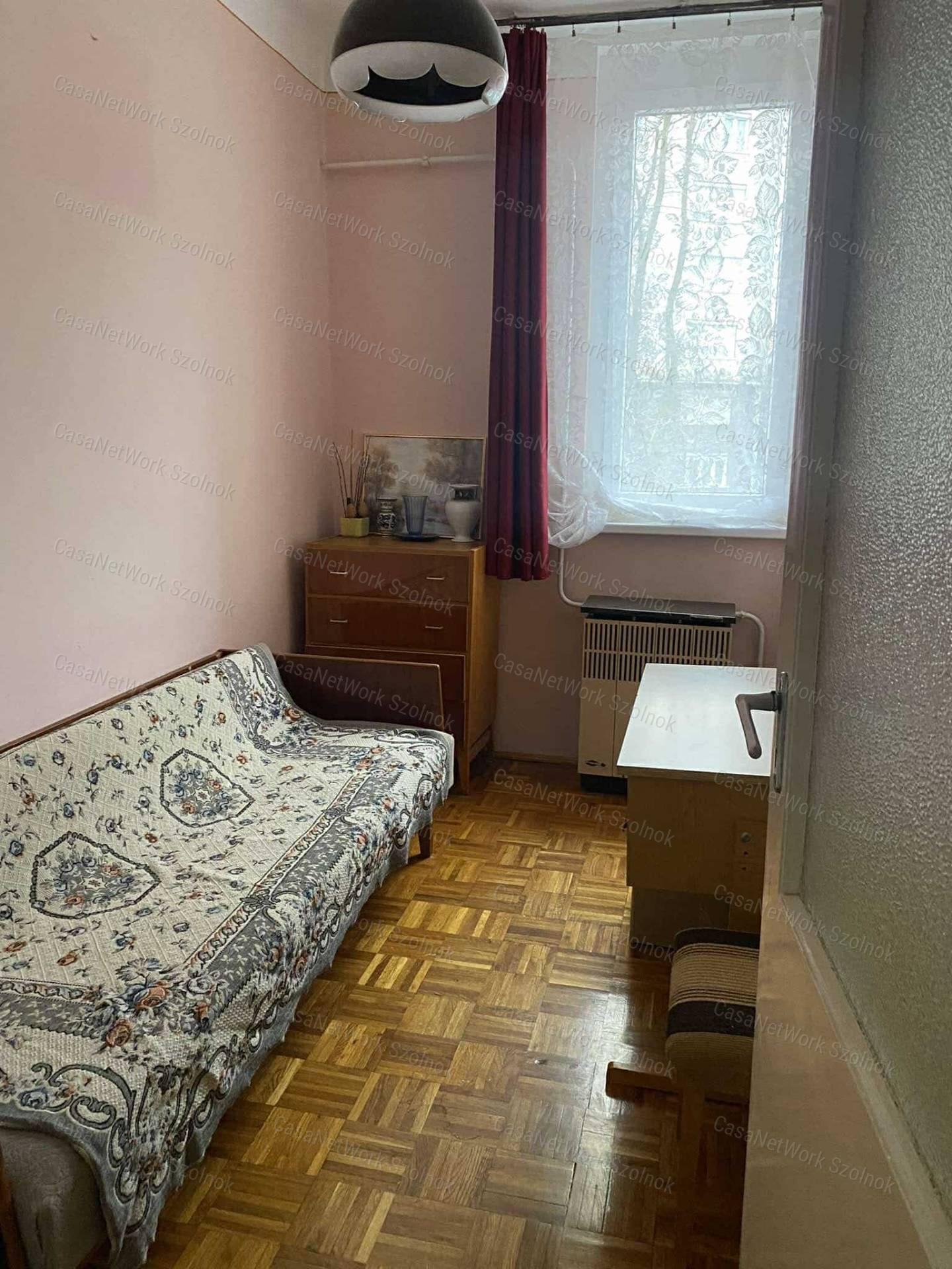 Szolnokon a Szántó krt-on 1 emeleti lakás eladó!