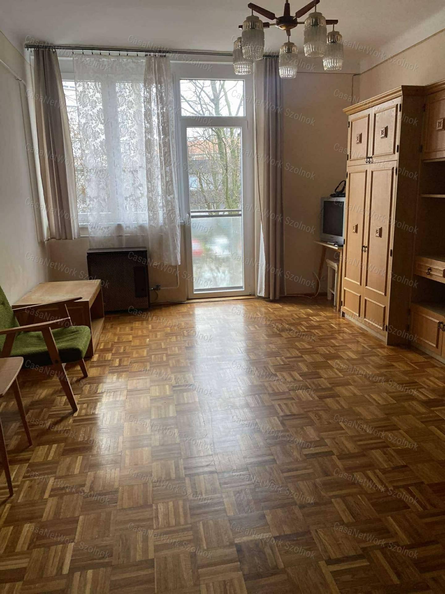 Szolnokon a Szántó krt-on 1 emeleti lakás eladó!