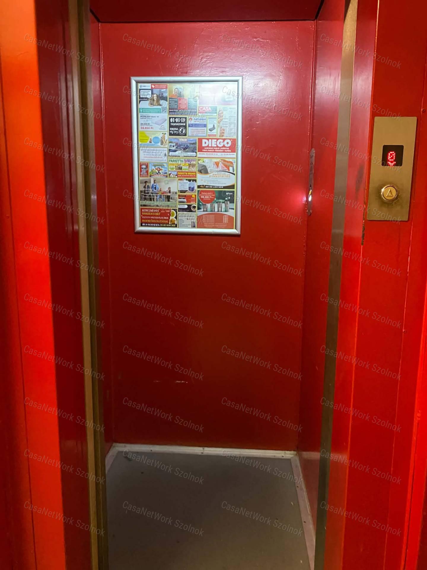 Szolnokon az Orosz Gy úton felújított 1+2 szobás lakás eladó!