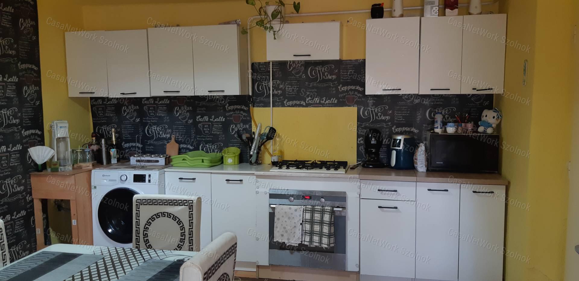 Rákóczifalván eladó kertes családi ház nagy kerttel!